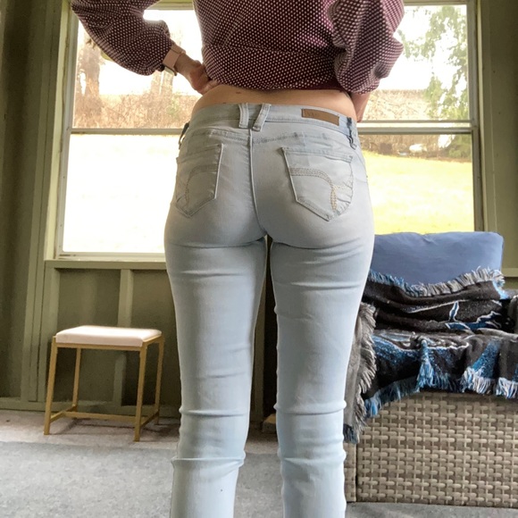 YMI Need a Betta Butt? Skinny Jeans Light Wash (Size in Juniors)